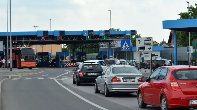 Velike gužve i čekanja na ulaz u RH iz BiH prema odredi&scaron;tima na Jadranu