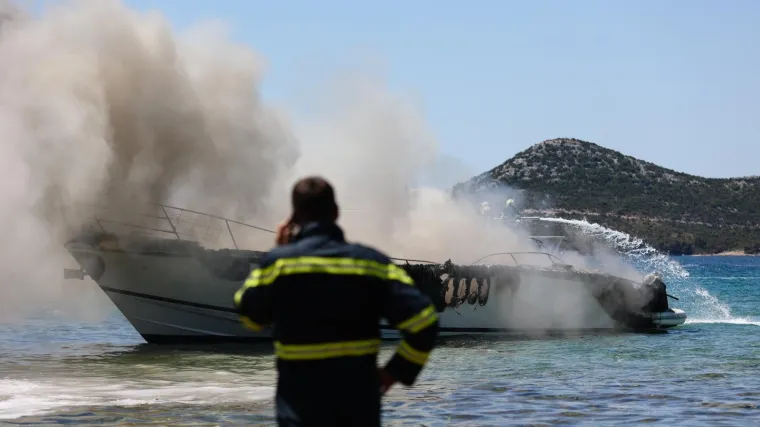 Novi detalji drame kod Biograda: Na gorućoj jahti bilo je osmero Austrijanaca, uspjeli su doći do obale i spasiti se