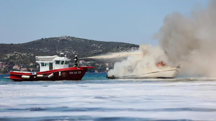 FOTO, VIDEO Zapalila se brodica kod Biograda na Moru, vatrogasci gase požar