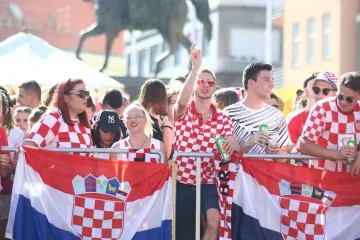 Na glavnom trgu u Zagrebu tisuće ljudi, pogledajte kakva je atmosfera