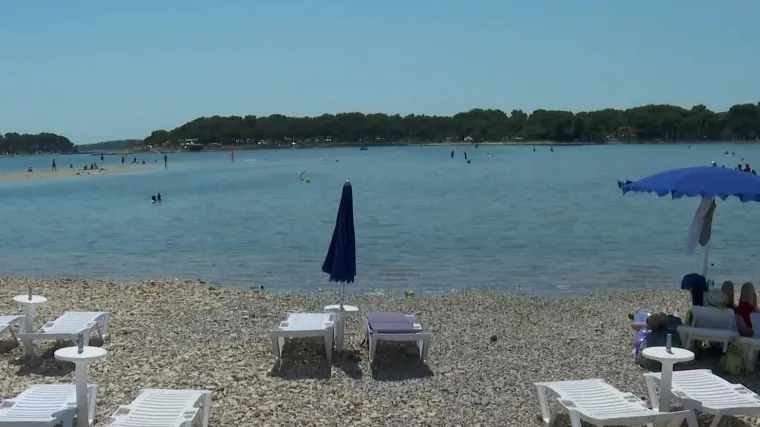 Za&scaron;to nitko ne reagira kad pomorsko dobro uzurpiraju Slovenci i od njega prave svoje privatne plaže?