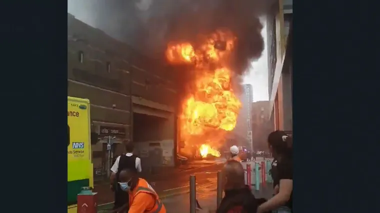 VIDEO Veliki požar u blizini željezničke stanice Elephant and Castle u Londonu. Gasi ga oko 100 vatrogasaca