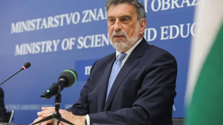 Fuchs o padanju u nesvijest na maturi od vrućine: 'Ne pravdam, ali to su dva slučaja na 32.000 maturanata'