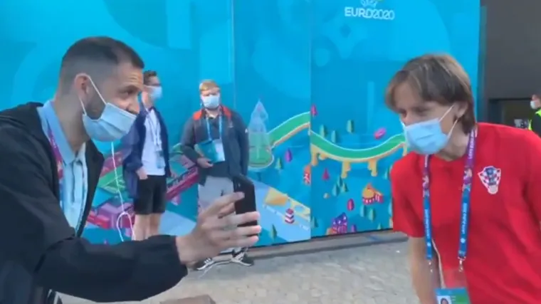 &Scaron;panjolski novinar zaskočio Modrića i pokazao mu sliku na mobitelu, evo kako je Luka reagirao