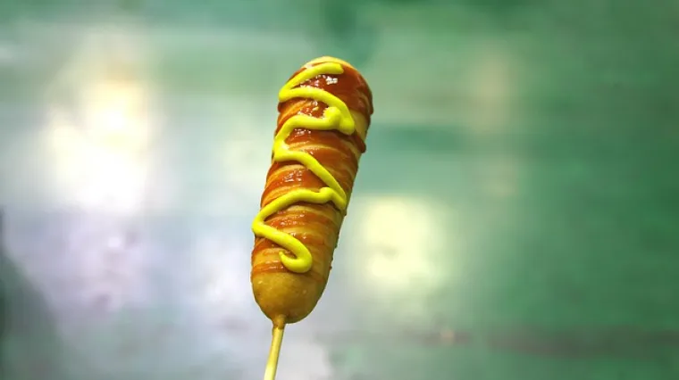 Corn dog ili kobasica na štapiću idealno finger food jelo