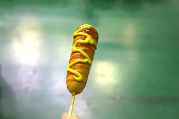 Corn dog ili kobasica na štapiću idealno finger food jelo