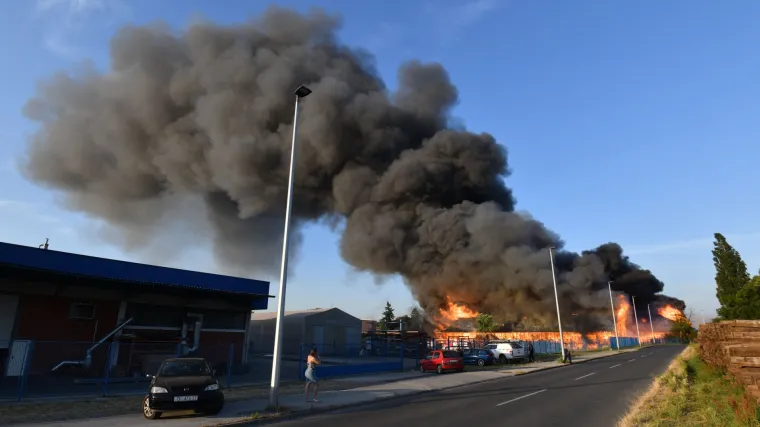 Izbio veliki požar u Čakovcu! Vatrogasci: 'Stavljen je pod kontrolu. Nema opasnosti od &scaron;irenja'
