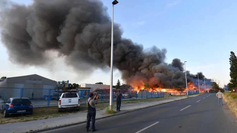 Drama u Čakovcu! Trojica vatrogasaca ozlijeđena, vozila topila paklena vrućina - gorjele azbestne ploče. Je li zrak zatrovan?