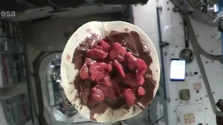 Svemirska palačinka! Astronaut je pripremio slasticu s čokoladom i jagodama koja u bestežinskom stanju izgleda čudesno