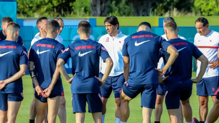 Dalić odgovorio na neka od ključnih pitanja, pričao o kopačkama, vodi, ali i poslao poruku Kramariću i nezadovoljnicima: 'To je pravi put, a na kukati javno'