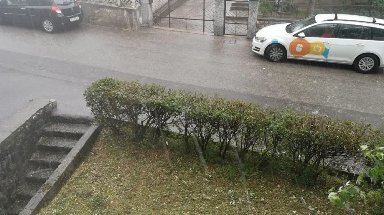 Snažna tuča zasula dijelove Rijeke! Ima komada velikih poput teniske loptice, zatvarajte sve!