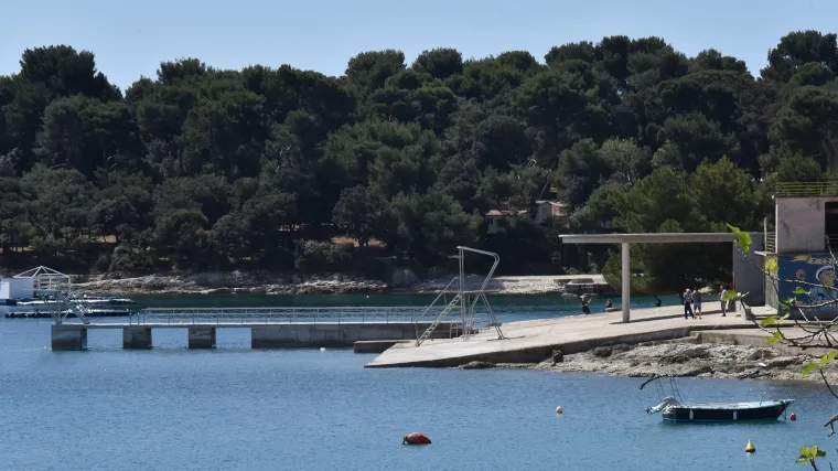 U Hrvatskoj za parking kod plaže plaća se mjesto puno rupa ispod stabala o kojem nitko ne brine