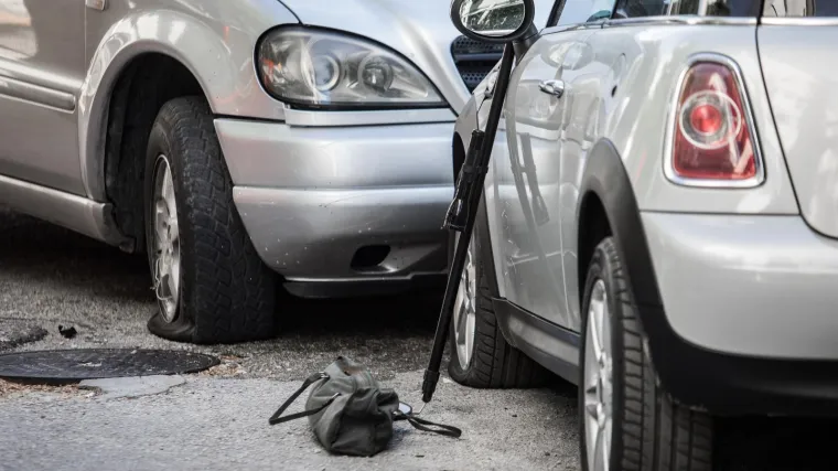 Snažna eksplozija u Splitu: Mercedes dignut u zrak. O&scaron;tećeno jo&scaron; pet vozila. Mu&scaron;karac zatražio liječničku pomoć
