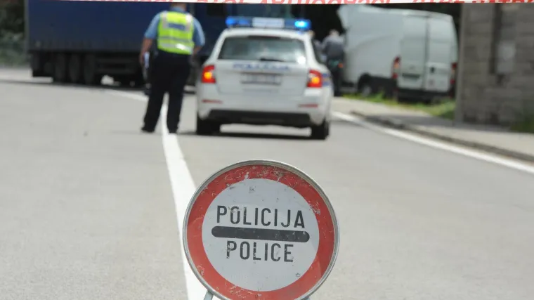 Tri automobila sudarila se kod Sinja: Dvije osobe prevezene u bolnicu