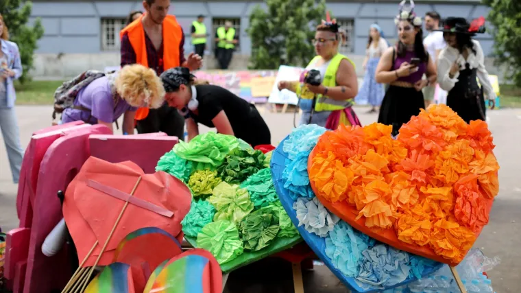 Policija objavila: Sudionike Povorke ponosa udarali &scaron;akama u glavu, pljuvali im u lice, palili zastave...