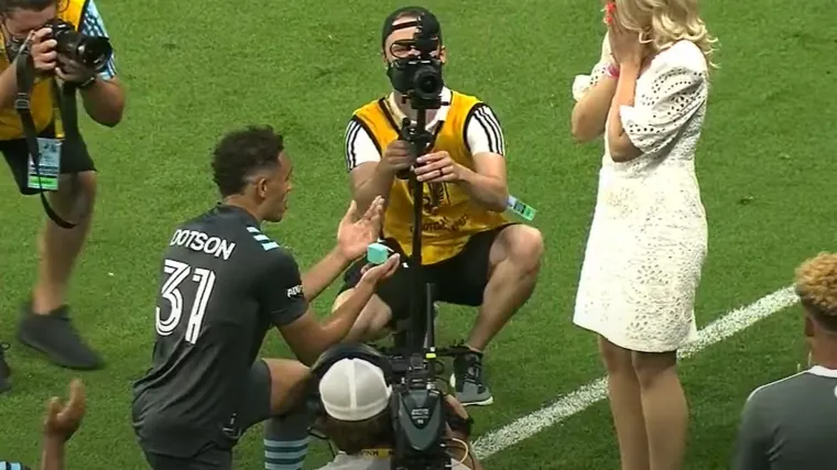 Američki  nogometa&scaron; nakon utakmice kleknuo na koljena, izvukao prsten i &scaron;okirao lijepu Hrvaticu