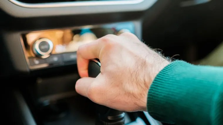 Ovo je idealan način da uni&scaron;tite kvačilo: Također - nipo&scaron;to ne odmarajte ruku na mjenjaču!