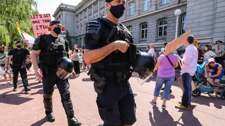 Mladić čiju su LGBT zastavu zapalili: 'Jedan se zaderao: Kakva ti je to zastava ped**čino?! Dobio sam udarac u glavu...'