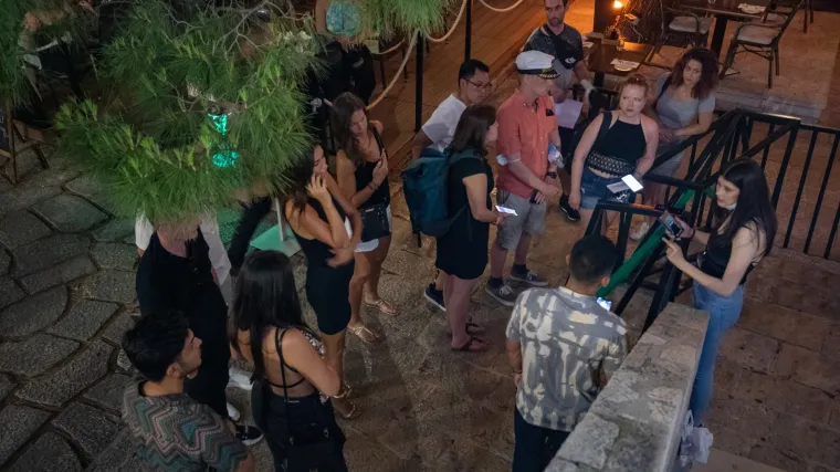 VIDEO Odsad ćemo ovako u klubove? Ljetna zabava u Dubrovniku počela s novim epidemiolo&scaron;kim mjerama