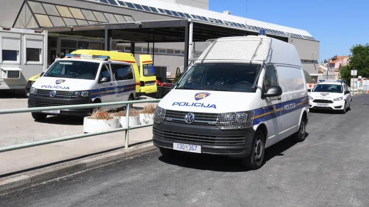 Nisu je pustili u posjet izvan predviđenog vremena pa nogom razvalila vrata šibenske bolnice