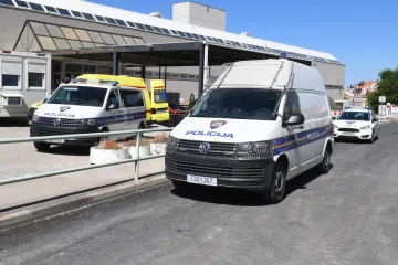 Nisu je pustili u posjet izvan predviđenog vremena pa nogom razvalila vrata šibenske bolnice