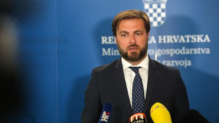 Ćorića reporter RTL-a pitao koliko je cijepljenih u Ministarstvu, ministar odgovorio: 'Neću ulaziti u intimu zaposlenih'