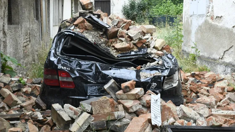 FOTO Za ovaj Mercedes vrijeme je stalo, ali i za mnoge Petrinjce: Slike koje najbolje govore kako ide obnova