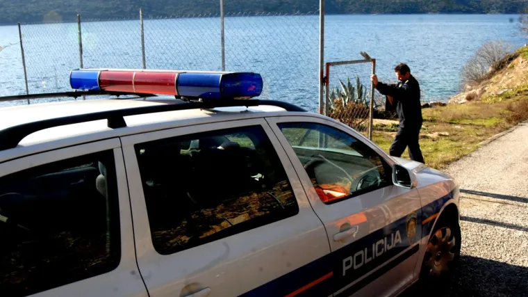 Na Cresu je 38-godi&scaron;njak vozio turiste u neregistriranom traktoru  i te&scaron;ko ozlijedio Njemicu