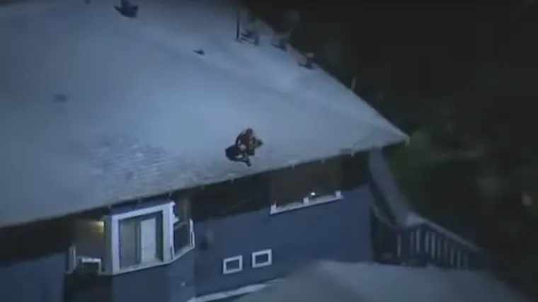 VIDEO Krajnje neobično: Zapalio križ na stoljetnoj crkvi, a onda skakao po krovovima