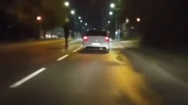 Snimka opasne vožnje: Električnim romobilom jurio 70 km/sat i pretjecao automobile!