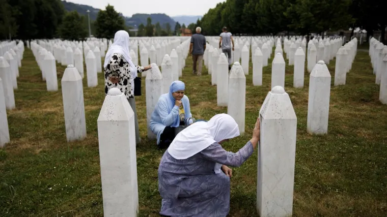 U BiH ispraćeni posmrtni ostaci 19 žrtava genocida u Srebrenici: 'Dok je svijeta i vijeka odavat ćemo po&scaron;tovanje'
