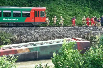 Vlak pun učenika iskočio iz &scaron;ina i pao u rijeku, 17 ozlijeđenih