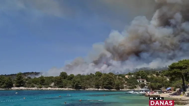 Gori već sedam sati: Dio turista razbježao se s plaža u strahu od stihije, a brojne kuće zatrpane su pepelom