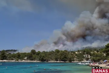 Gori već sedam sati: Dio turista razbježao se s plaža u strahu od stihije, a brojne kuće zatrpane su pepelom