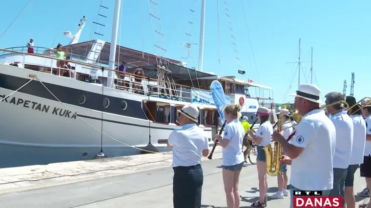 Devet brodova, većinom jedrenjaka, isplovilo je odjednom. Ovim će ljudima narednih dana oni biti jedini dom