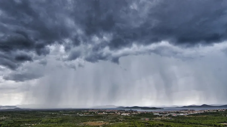 Nakon gotovo nepodno&scaron;ljive vrućine krajem tjedna, stiglo je osvježenje: Bit će pljuskova i grmljavine