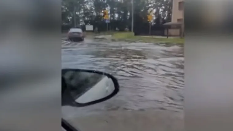 Poharale su ih zastra&scaron;ujuće oluje: Otkinuti krovovi na oko 200 kuća, 100.000 ljudi ostalo bez struje...
