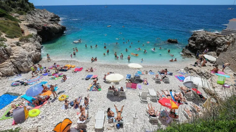 &Scaron;to se sve naplaćuje gostima na hrvatskoj obali? Suncobrani, ležaljke, klima, taksi 13 km - 800 kn, cjelodnevna karta za parking 1500 kn...