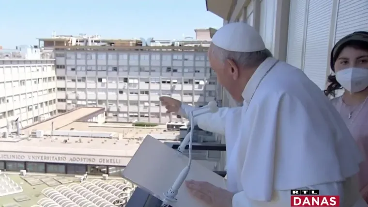 Papa Franjo s bolničkog prozora: 'Od srca vam hvala! Spasimo besplatne zdravstvene ustanove!'