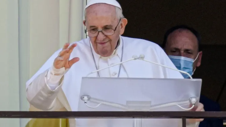 Papa se nakon operacije prvi puta pojavio u javnosti, na balkonu bolnice: Činilo se da mu ponestaje daha