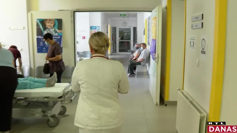 Kaos u bolnici u Sisku: 'Ja s kćeri, do nas mama sa sinom u vrućici 39&deg;C, žena u kolicima prima krv, mu&scaron;karac zapomaže'