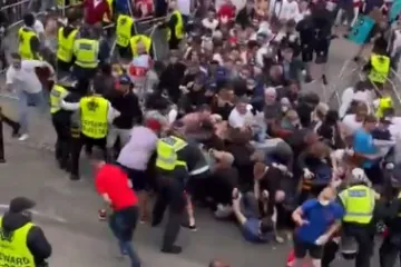 Navijači totalno podivljali, pogledajte kakva je makljaža nastala kod ulaza na stadion