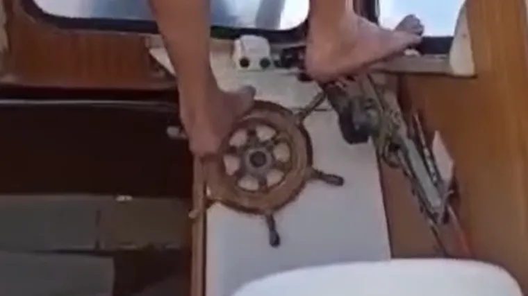 Urnebesan video: Tko će bit u vrućoj kabini, kad može lijepo gu&scaron;tat na njoj. A vozit? Ma to može i nogama