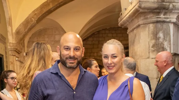 Jedan od najbogatijih Hrvata izveo suprugu na Stradun, ona istaknula trudnički trbuh