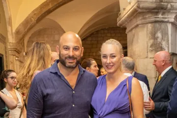 Jedan od najbogatijih Hrvata izveo suprugu na Stradun, ona istaknula trudnički trbuh