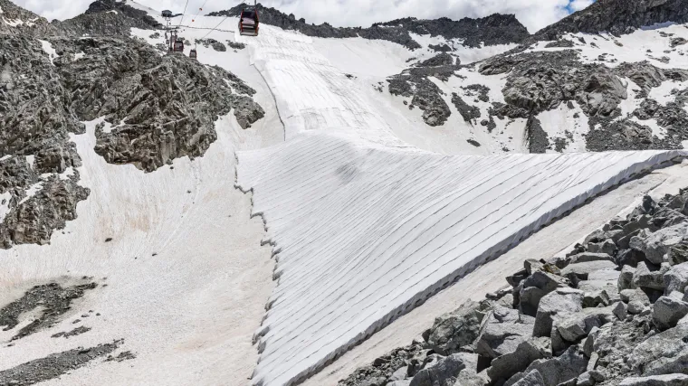 EKSTREMNE MJERE: Stručnjaci prekrivaju ledenjak Presenu ceradom kako bi spriječiti daljnje otapanje