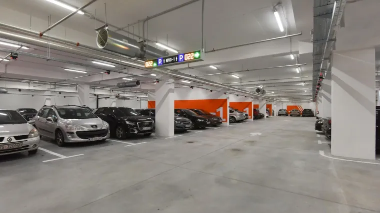 Kazna za katastrofalno parkiranje: Netko je u garaži bio direktan i ostavio poruku za vozača