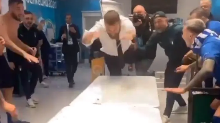 Uvjerljivo najžešća proslava naslova. Pogledajte kakav je krš i lom u svlačionici napravio ludi De Rossi