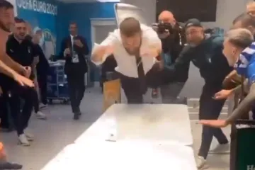 Uvjerljivo najžešća proslava naslova. Pogledajte kakav je krš i lom u svlačionici napravio ludi De Rossi