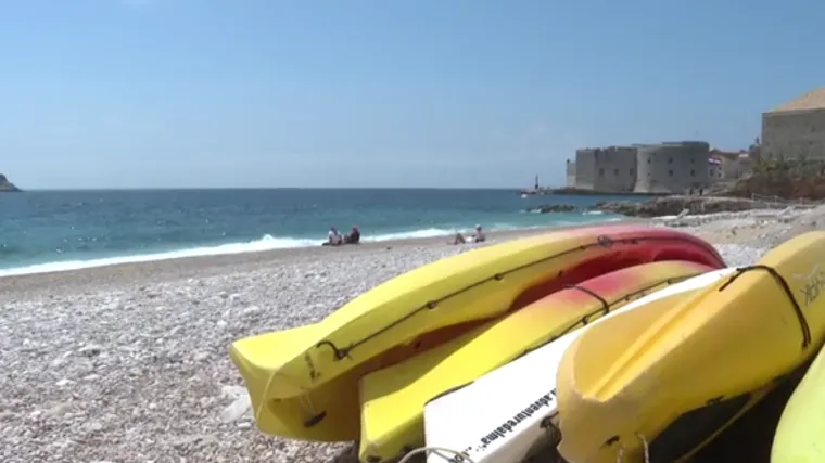 More na dubrovačkoj plaži Hotela Dubrovnik President oneči&scaron;ćeno fekalijama
